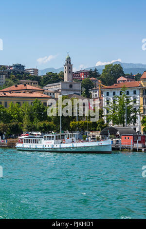 Voyage en bateau sur le lac de Lugano avec une vue de Lugano, Tessin, Suisse Banque D'Images