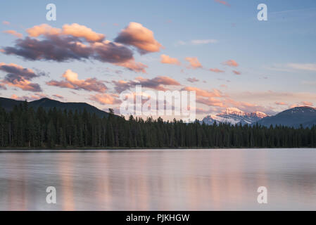 Coucher du soleil Lac Annette, Jasper National Park, Canada Banque D'Images