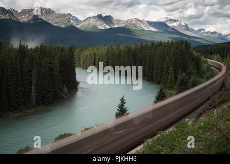 La conduite des trains dans le parc national de Banff, Canada Banque D'Images