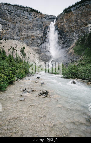 Les chutes Takakkaw, Yoho National Park, Canada Banque D'Images