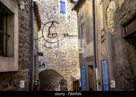 Ruelle, maisons et vieux metal sign dans le centre du village d'Azillanet Banque D'Images