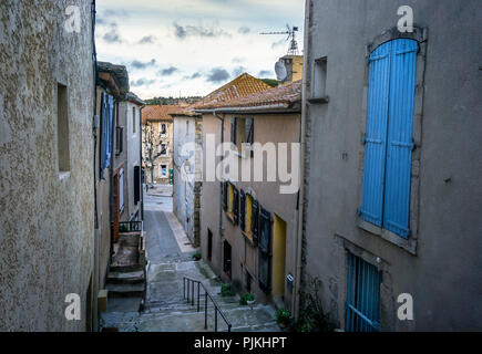 Allée et escalier de l'ancien centre du village de Peyriac de mer en hiver Banque D'Images