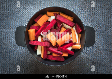 Légumes d'hiver mixte dans un pot Banque D'Images