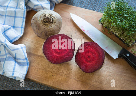 Tranches de betterave ? ?on cutting board Banque D'Images