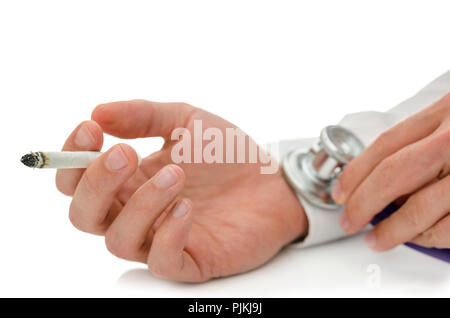 Stéthoscope sur homme main tenant une cigarette. Pour aider les toxicomanes de cigarettes. Avec l'exemplaire de l'espace. Banque D'Images