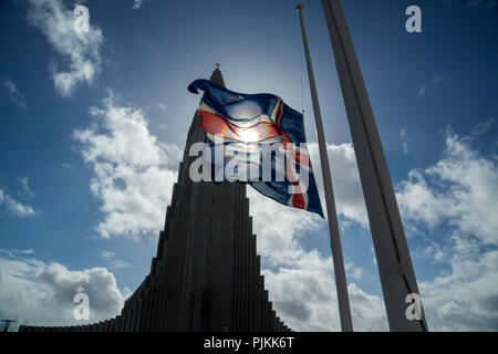 L'Islande, Reykjavik, Hallgrimskirkja, rétroéclairage, drapeau islandais, l'église de Hallgrímur Banque D'Images