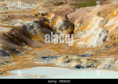 L'Islande, à pentes colorées le volcan Leirhnjúkur en zone Krafla, Krafla caldeira avec des champs de lave, des dépôts de soufre, des sources chaudes, Banque D'Images