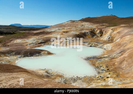 L'Islande, à pentes colorées le volcan Leirhnjúkur en zone Krafla, Krafla caldeira avec des champs de lave, des dépôts de soufre, des sources chaudes, Banque D'Images