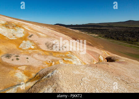 L'Islande, à pentes colorées le volcan Leirhnjúkur en zone Krafla, Krafla caldeira avec des champs de lave, des dépôts de soufre, des sources chaudes, Banque D'Images