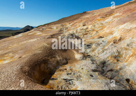 L'Islande, à pentes colorées le volcan Leirhnjúkur en zone Krafla, Krafla caldeira avec des champs de lave, des dépôts de soufre, des sources chaudes, Banque D'Images