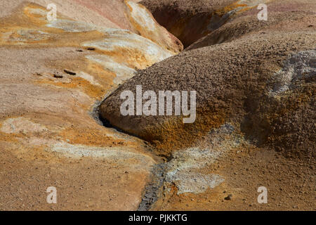 L'Islande, à pentes colorées le volcan Leirhnjúkur dans la zone de Krafla, dépôts de soufre, des sources chaudes, Banque D'Images