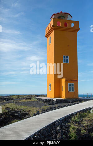 L'Islande, péninsule de Snaefellsness, jaune phare à Hellissandur, falaises noires, Banque D'Images