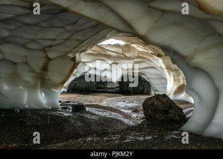 L'Islande, grotte à neige baignée par l'eau, l'eau qui coule du plafond Banque D'Images