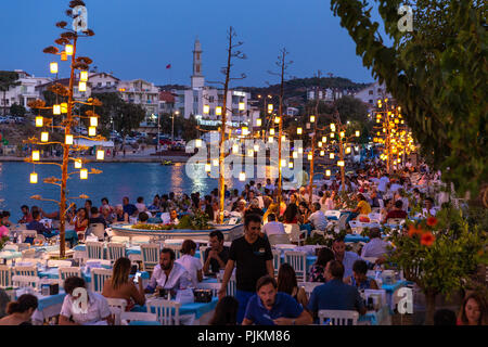 DATCA MUGLA, Turquie,-AOÛT 24,2018 : crépuscule aux personnes bénéficiant d'une fois près de la plage de Datca.Datca est une ville portuaire dans le sud-ouest de la Turquie. Banque D'Images