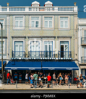 Lisbonne, Portugal - 7 septembre, 2018 : les gens dans la file d'avant de Pasteis de Belem à Lisbonne, Portugal boulangerie qui est le berceau de ce célèbre portugues Banque D'Images