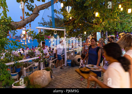 DATCA MUGLA, Turquie,-AOÛT 24,2018 : crépuscule aux personnes bénéficiant d'une fois près de la plage de Datca.Datca est une ville portuaire dans le sud-ouest de la Turquie. Banque D'Images