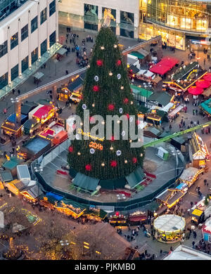 Le plus grand arbre de Noël dans le monde est à Dortmund au marché de Noël, Noël, les stalles, Hansaplatz cale, Dortmund, Ruhr, Rhénanie du Nord-Westphalie, Allemagne Banque D'Images