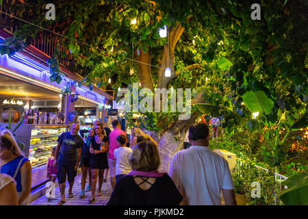 DATCA MUGLA, Turquie,-AOÛT 24,2018 : crépuscule aux personnes bénéficiant d'une fois près de la plage de Datca.Datca est une ville portuaire dans le sud-ouest de la Turquie. Banque D'Images