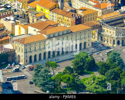 Vue aérienne, Barbieri Palace, Palazzo Barbieri, Arènes de Vérone, la Piazza Bra, l'Amphithéâtre Romain, du centre-ville de Vérone, Verona, au nord de l'Italie, Vénétie, Italie Banque D'Images