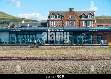 Le bateau à aubes, un pub-restaurant Wetherspoon sur Largs Promenade. Les clients sont assis à l'abri dans un coin salon extérieur. Banque D'Images