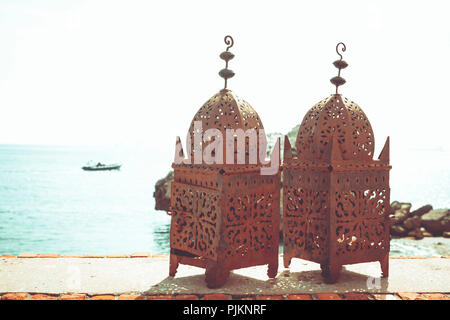 Rusty deux lanternes mauritanien debout sur un parapet surplombant la mer Méditerranée à Gibraltar Banque D'Images