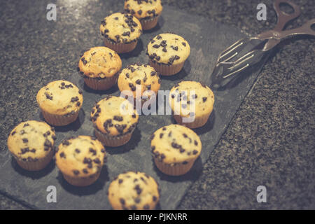 Petits muffins avec morceaux de chocolat prêt à manger Banque D'Images