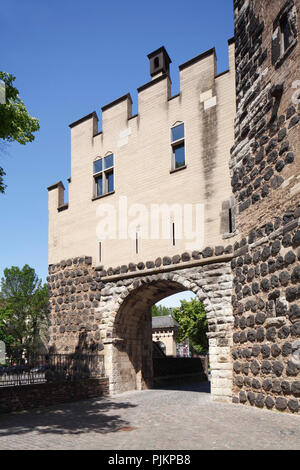 Bayenturm médiévale, tour fortifiée, siège de la fondation de charité 'FrauenMediaTurm Cologne-Bayenthal', Rheinauhafen,, Cologne, Rhénanie du Nord-Westphalie, Allemagne, Europe Banque D'Images