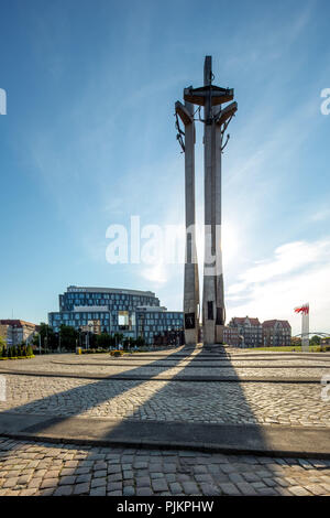 Monument aux morts, Pomnik Poleglych travailleurs Stoczniowców sur la place en face de la porte principale de la chantier naval de Gdansk, Gdansk, Centre européen de solidarité, Gdansk, côte de la mer Baltique, mer Baltique, en Voïvodie Pomorskie, Pologne, Banque D'Images