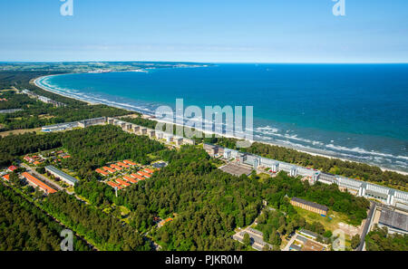 Prora, ancien KdF mauvais lieu de villégiature de la Kraft durch Freude nationaux-socialistes, avec plage de sable de Binz sur l'île de Rügen, Usedom, mer Baltique Binz, littoral, chaises de plage, Binz, côte de la mer Baltique, Mecklembourg-Poméranie occidentale, Basse-Saxe, Rhénanie-Palatinat, Allemagne Banque D'Images