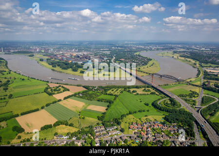 Coude du Rhin avec l'eau du Rhin brun et Beeckerwerth Duisburg-Baerl entre, d'une inondation, pont de chemin de fer, autoroute A42, de l'infrastructure du pont, Duisburg, Ruhr, Rhénanie du Nord-Westphalie, Allemagne Banque D'Images