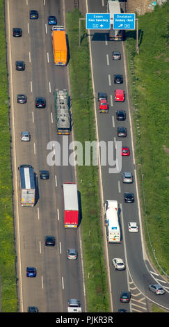 Embouteillage, embouteillage sur l'autoroute a59 et l'autoroute a40, l'interchange Duisburg à Ruhrdeich, Duisburg, Ruhr, Rhénanie du Nord-Westphalie, Allemagne Banque D'Images