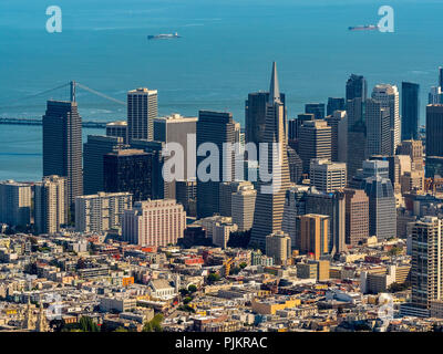 Vue du Nord sur le quartier financier avec la Transamerica Pyramid, San Francisco, San Francisco, États-Unis d'Amérique, Californie, USA Banque D'Images