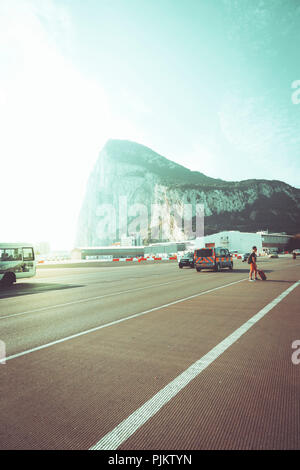 Sur la piste de l'aéroport Gibraltar avec vue sur le rocher Banque D'Images