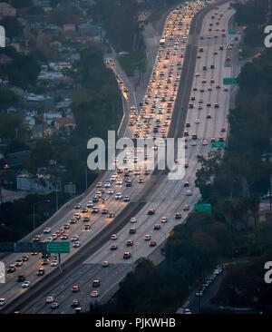 Soirée le trafic sur l'autoroute 405, de l'Interstate 405, Los Angeles, Los Angeles County, Californie, USA Banque D'Images