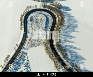 Dorfstraße 4 virage en épingle, virage dangereux dans la neige, moto de route, hiver, neige, Olsberg, Rhénanie-Palatinat, Hesse, Allemagne Banque D'Images