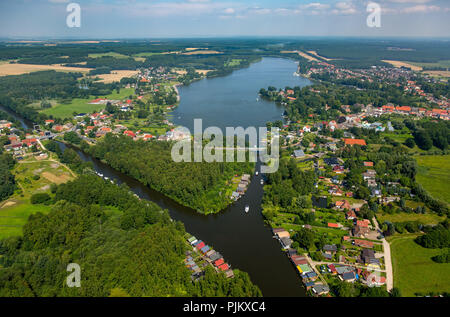 Lock Mirow avec bateaux et Müritz Havel, voie navigable, le lac Mirower Mirow, Mecklenburg Lake District, Mecklembourg Suisse, Mecklenburg-Vorpommern, Allemagne Banque D'Images