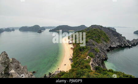 Îles de la Baie d'Halong, Vietnam Banque D'Images