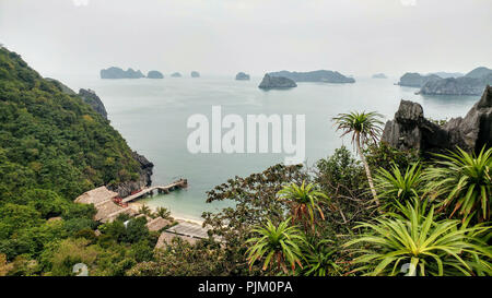 Îles de la Baie d'Halong, Vietnam Banque D'Images