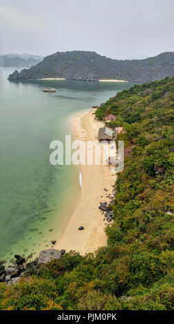 Îles de la Baie d'Halong, Vietnam Banque D'Images