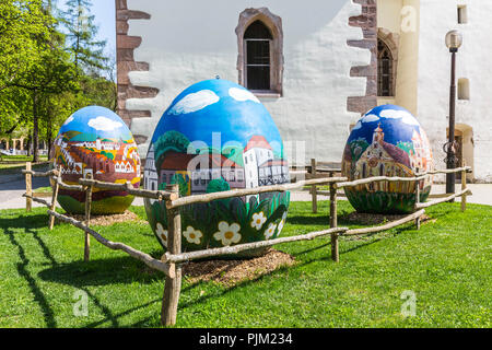 Les oeufs de Pâques peints artistiquement géant en face de l'Église évangélique, Bistrita, Bistrita, Beszterce, Transylvanie, Roumanie, Europe Banque D'Images