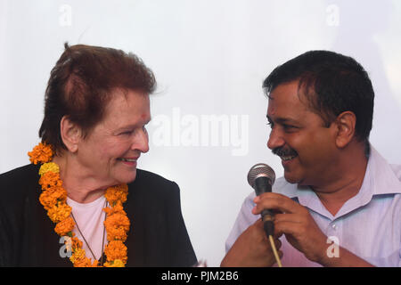 New Delhi, Inde. 07Th Nov, 2018. Premier Ministre de la Norvège Mme Gro Harlem Brundtland et le Ministre en chef de Delhi Arvind Kejriwal partage un moment de détente lors de la conférence de presse après leur visite à Delhi Road du gouvernement les cliniques et dispensaires Poly le vendredi, 7 septembre, 2018 à New Delhi, en Inde. Credit : Indraneel Chowdhury/Pacific Press/Alamy Live News Banque D'Images