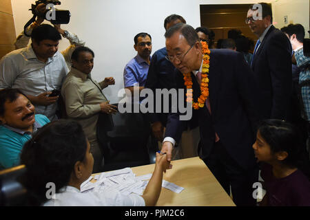 New Delhi, Inde. 06 Sep, 2018. Ex- Secrétaire général des Nations Unies, M. Ban Ki-Moon, et un délégué avec 'les anciens' (une organisation mondiale des dirigeants du monde entier travaillant sur la paix et les droits de l'homme) rencontre un médecin à une clinique Poly le vendredi, 7 septembre, 2018 à New Delhi, en Inde. Credit : Indraneel Chowdhury/Pacific Press/Alamy Live News Banque D'Images