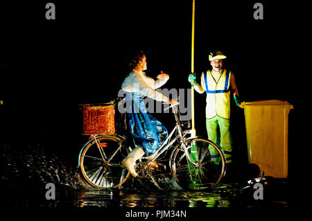 Compagnie de théâtre de rue française Ilotopie présentant le spectacle 'Fous de bassin' à la Louvain En Scène festival (Belgique, 23/05/2010) Banque D'Images