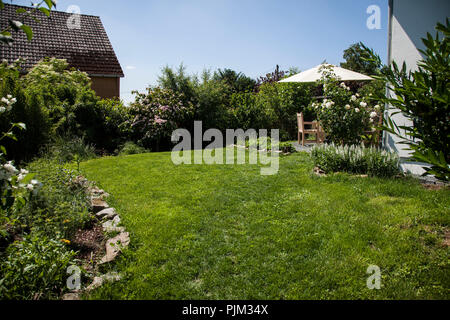 Jardin naturel et d'un patio à l'avant d'une maison en bois écologique Banque D'Images