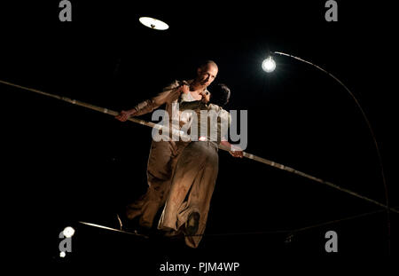 Compagnie de théâtre de rue française Cie Underclouds 'jouer' au Funambus Leuven en scène festival de théâtre de rue (Belgique, 12/07/2014) Banque D'Images