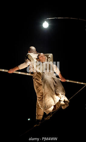 Compagnie de théâtre de rue française Cie Underclouds 'jouer' au Funambus Leuven en scène festival de théâtre de rue (Belgique, 12/07/2014) Banque D'Images