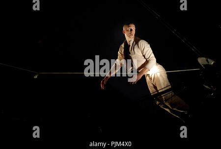 Compagnie de théâtre de rue française Cie Underclouds 'jouer' au Funambus Leuven en scène festival de théâtre de rue (Belgique, 12/07/2014) Banque D'Images