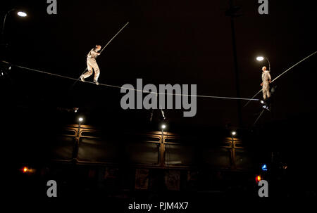 Compagnie de théâtre de rue française Cie Underclouds 'jouer' au Funambus Leuven en scène festival de théâtre de rue (Belgique, 12/07/2014) Banque D'Images