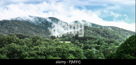 Virginia Blue Ridge Mountains parsemée de brouillard d'humeur. Vue de l'Institut Monroe, Faber, Virginie. (TMI) Banque D'Images