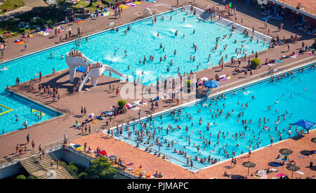 Grugabad Essen, glisse, toboggan aquatique, les baigneurs, les bains de soleil, piscine, serviettes de bain, les baigneurs, les nageurs, piscine intérieure, piscine extérieure sur la journée la plus chaude au printemps 2015, Essen, Ruhr, Rhénanie du Nord-Westphalie, Allemagne Banque D'Images